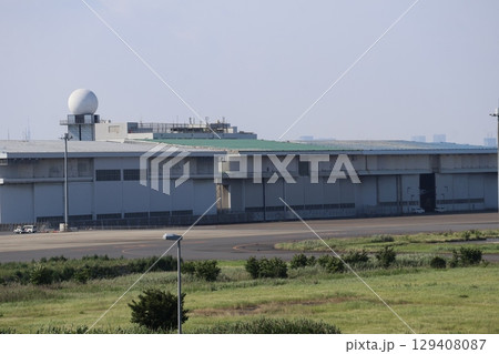 空と緑地と工場のある空港付近の風景 129408087