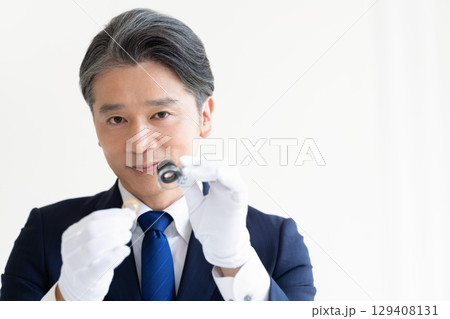 出張買取 貴金属の査定をしている男性 出張買取 貴金属の査定をしている男性 129408131