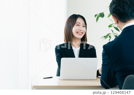 営業をするビジネスウーマン 営業をするビジネスウーマン 129408147