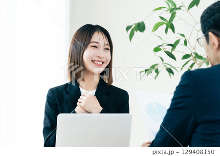 営業をするビジネスウーマン 営業をするビジネスウーマン 129408150