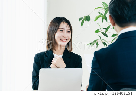 営業をするビジネスウーマン 営業をするビジネスウーマン 129408151