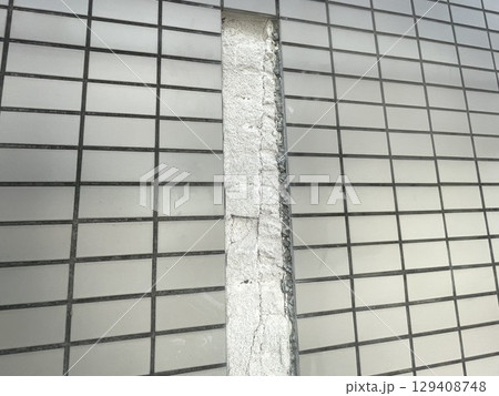 割れたタイルを削りALC壁のヒビの補修 割れたタイルを削りALC壁のヒビの補修 129408748