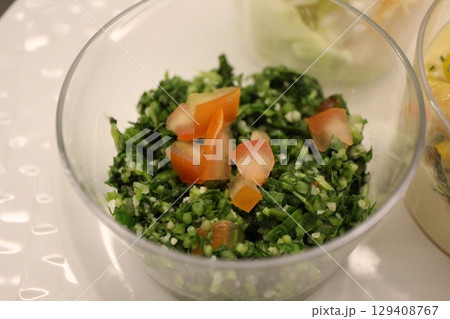 レバノン料理のメゼ（前菜）　タブーリ（刻んだパセリのサラダ）　カタール・ドーハのレストランにて 129408767