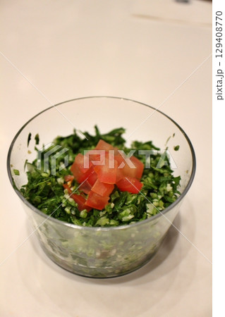 レバノン料理のメゼ(前菜) タブーリ(刻んだパセリのサラダ) カタール・ドーハのレストランにて レバノン料理のメゼ(前菜) タブーリ(刻んだパセリのサラダ) カタール・ドーハのレストランにて 129408770