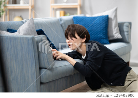 疲れて寝落ちする女性 129408900