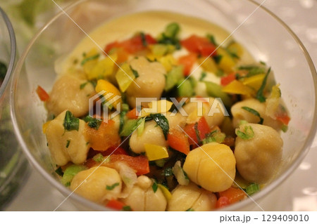 レバノン料理のメゼ(前菜) フムス カタール・ドーハのレストランにて レバノン料理のメゼ(前菜) フムス カタール・ドーハのレストランにて 129409010