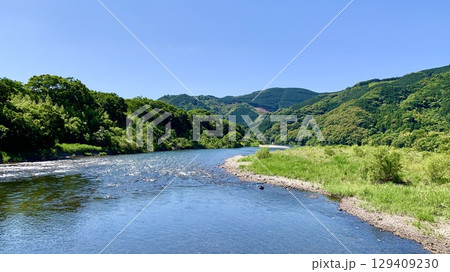 五月晴れの青空と新緑に彩られた四万十川〈佐田沈下橋/高知県四万十市〉 129409230