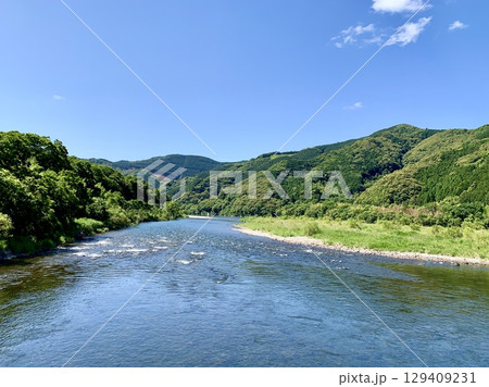 五月晴れの青空と新緑に彩られた四万十川〈佐田沈下橋/高知県四万十市〉 129409231