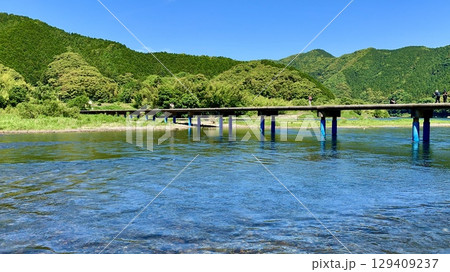五月晴れの青空と新緑に囲まれた四万十川と佐田沈下橋〈高知県四万十市〉 五月晴れの青空と新緑に囲まれた四万十川と佐田沈下橋〈高知県四万十市〉 129409237