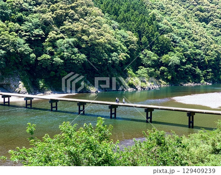 新緑に彩られた四万十川と岩間沈下橋〈高知県〉 129409239