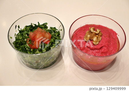 レバノン料理のメゼ(前菜)の盛り合わせ(タブーリ、ムタベル) カタール・ドーハのレストランにて レバノン料理のメゼ(前菜)の盛り合わせ(タブーリ、ムタベル) カタール・ドーハのレストランにて 129409999