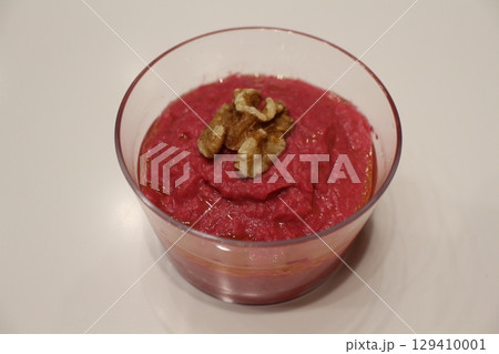 レバノン料理のメゼ（前菜）　ビーツのムタベル　カタール・ドーハのレストランにて 129410001