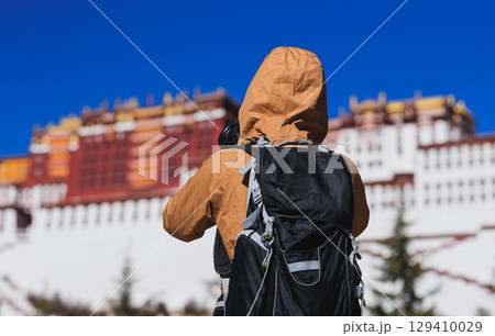 Photographer taking photo of the potala palace in Lhasa city,Tibet,China 129410029