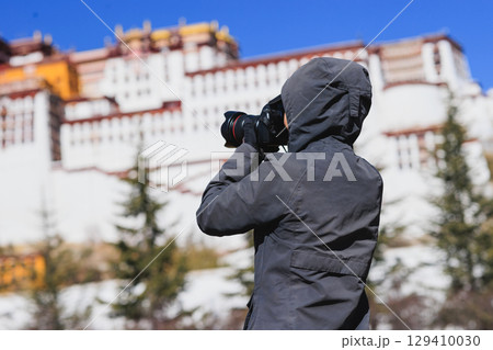 Photographer taking photo of the potala palace in Lhasa city,Tibet,China 129410030