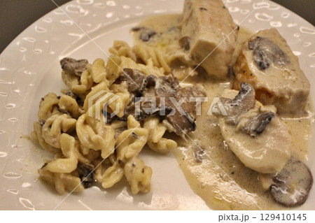 チキンのフリカッセ（フランス料理）とフジッリ（イタリア料理）　カタール・ドーハのレストランにて 129410145