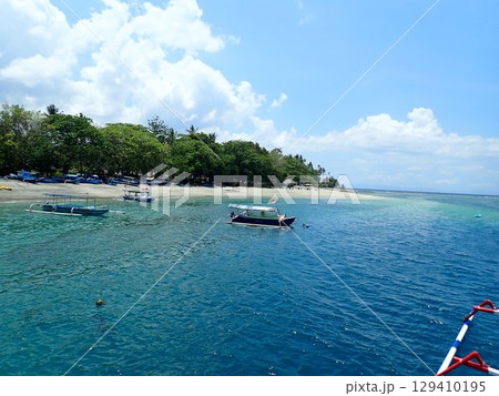 インドネシア　ロンボク島　スンギギのビーチ 129410195
