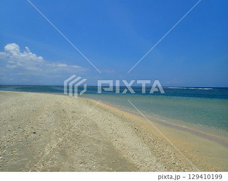 インドネシア　ロンボク島　スンギギのビーチ 129410199
