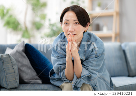 テレビに夢中な女性 テレビに夢中な女性 129410221