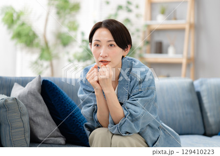 テレビに夢中な女性 129410223