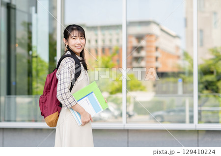 キャンパスを歩く女子大学生 129410224