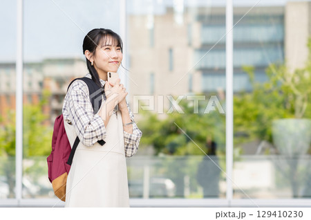 キャンパスを歩く女子大学生 キャンパスを歩く女子大学生 129410230
