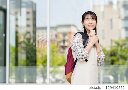 キャンパスを歩く女子大学生 キャンパスを歩く女子大学生 129410231
