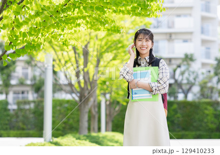 キャンパスを歩く女子大学生 キャンパスを歩く女子大学生 129410233