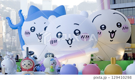 The popular Japanese animation Chiikawa has a large exhibition at the Tsim Sha Tsui MTR station and the waterfront, attracting 129410298