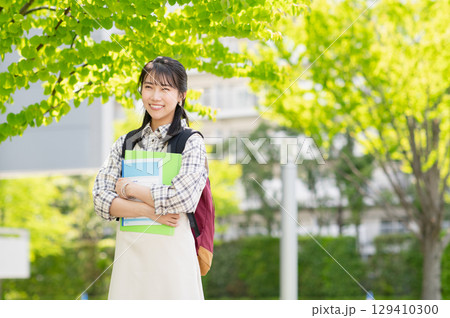 キャンパスを歩く女子大学生 129410300