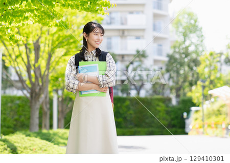 キャンパスを歩く女子大学生 129410301