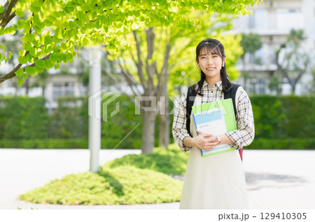 キャンパスを歩く女子大学生 129410305