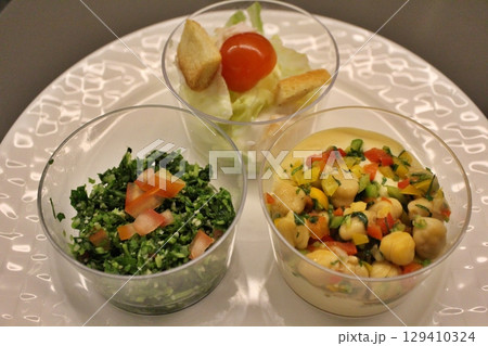 レバノン料理のメゼ（前菜）の盛り合わせ（タブーリ、フムス）　カタール・ドーハのレストランにて 129410324