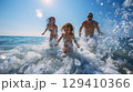 海で遊ぶ笑顔の家族 129410366