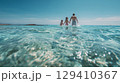 海で遊ぶ笑顔の家族 129410367