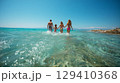 海で遊ぶ笑顔の家族 129410368