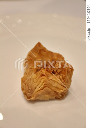 ビザンツ料理のデザート　バクラヴァ　カタール・ドーハのレストランにて 129410594