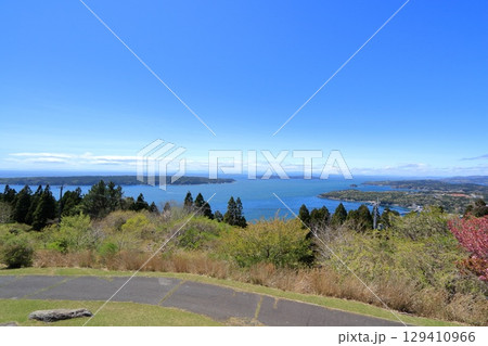 宮城県・石巻市・御番所公園展望台から眺める網地島・田代島方面の景色 129410966