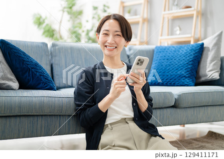 スマホを見るミドルの女性 129411171