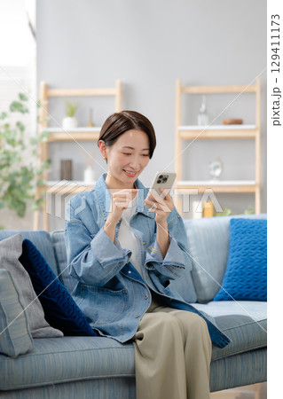 スマホを見るミドルの女性 129411173