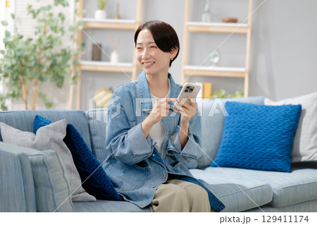 スマホを見るミドルの女性 129411174