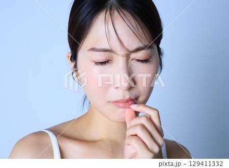 口内炎悩む女性イメージ 口内炎悩む女性イメージ 129411332