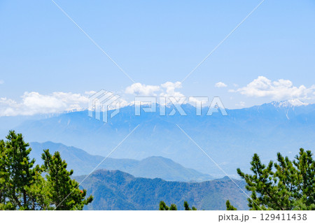 金峰山の登山道から見える山並み 129411438