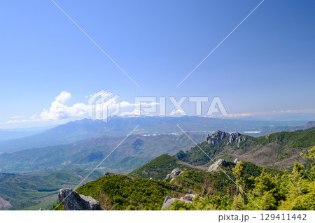 金峰山の登山道から見える山並み 129411442
