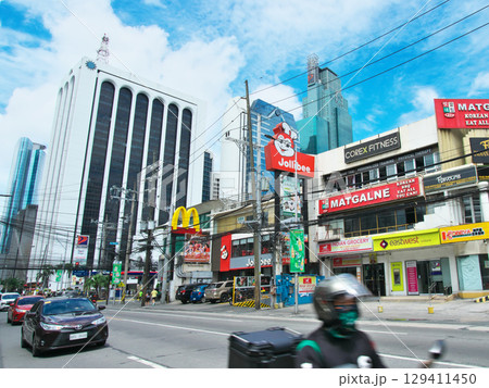 躍動するフィリピン - マニラ・マカティの中心街 　都市景観（2025年6月） 129411450