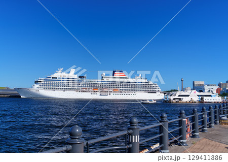 豪華客船が停泊する横浜港大さん橋 129411886