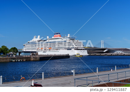 豪華客船が停泊する横浜港大さん橋 129411887