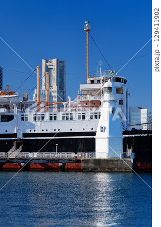 横浜港の海岸　氷川丸と旧横浜東水堤灯台（横浜港旧白灯台） 129411902