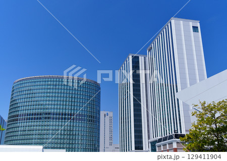 横浜　横浜駅周辺のビル街 129411904