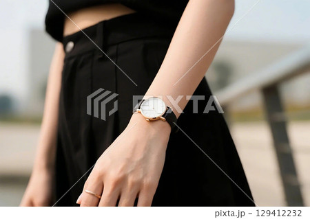 時計を付けた女性 時計を付けた女性 129412232