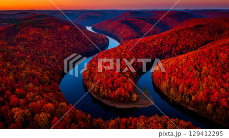 秋の紅葉と川の美しい風景 129412295